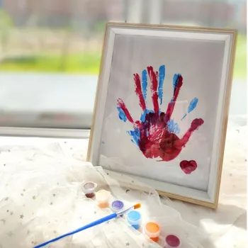 Рамка за снимки с отпечатък от ръка на детето 