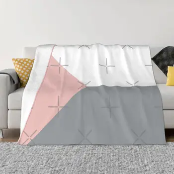 Розово-сив в скандинавски геометричния стил, Меко плюшевое одеало за уютна и елегантна дневна, разтегателен диван.